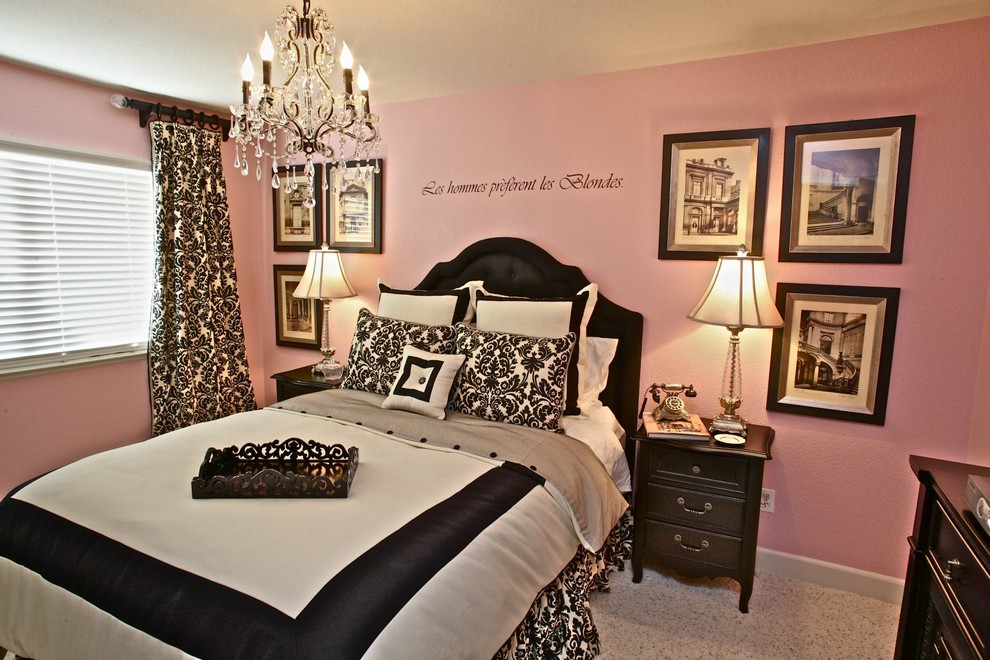 Cette image montre une chambre traditionnelle de taille moyenne avec un mur rose, aucune cheminée et un sol blanc.