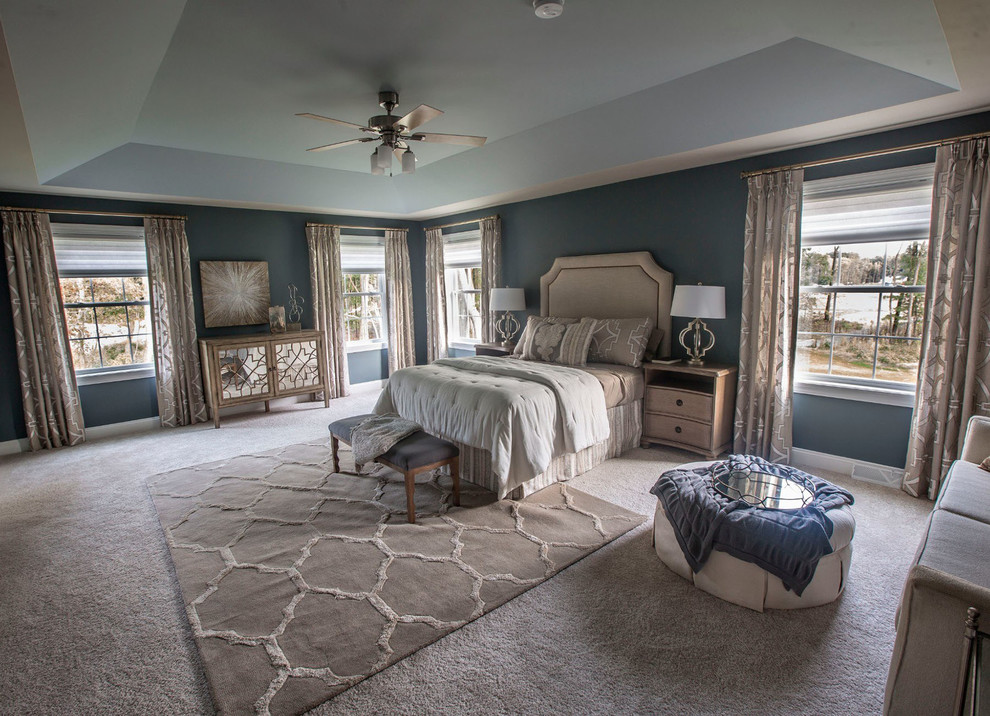 Imagen de dormitorio principal clásico grande sin chimenea con paredes grises, moqueta y suelo beige