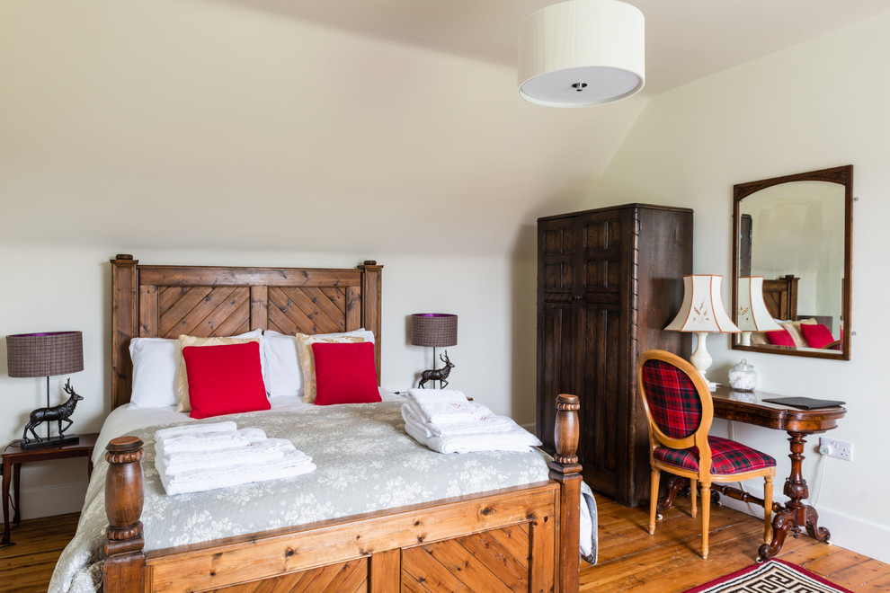 Idee per una camera da letto rustica di medie dimensioni con pareti bianche, pavimento in legno massello medio e pavimento marrone