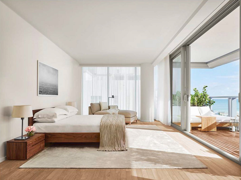 ニューヨークにあるコンテンポラリースタイルのおしゃれな寝室 (白い壁、無垢フローリング、茶色い床、グレーとブラウン) のレイアウト