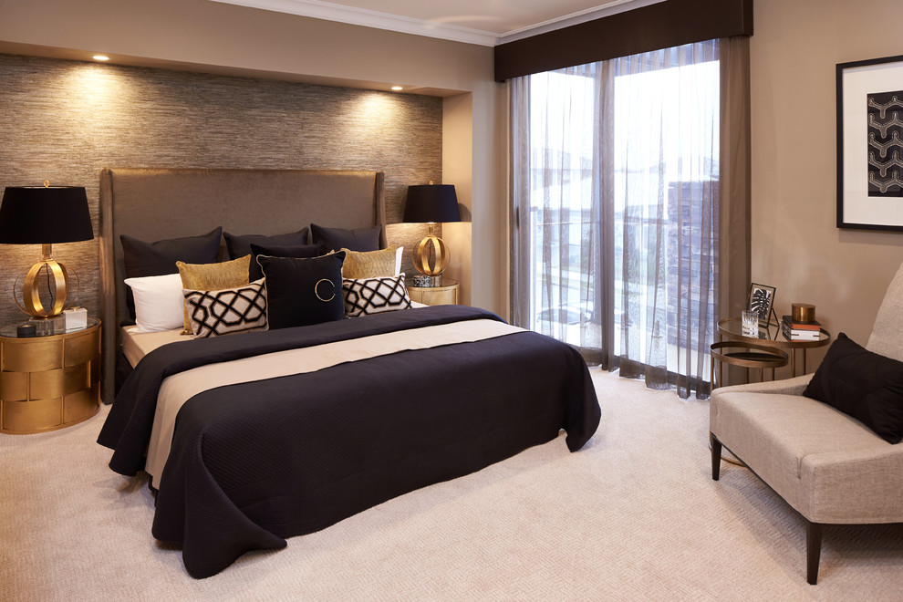 Immagine di una camera da letto contemporanea con pareti grigie, moquette e pavimento beige