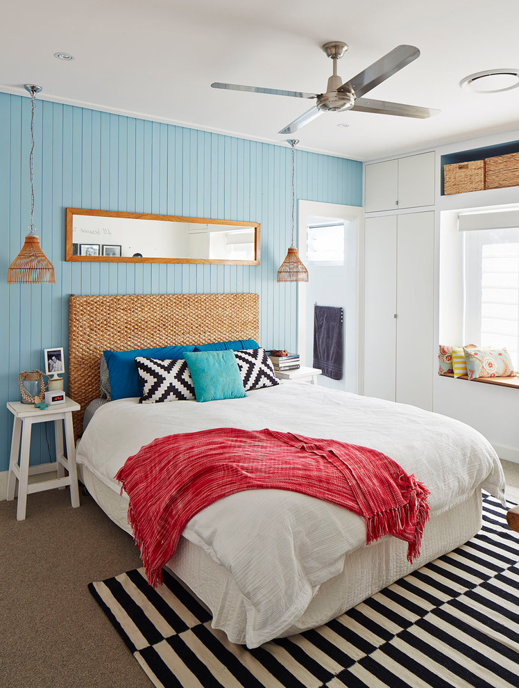 Esempio di una grande camera da letto stile marinaro con pareti blu e moquette