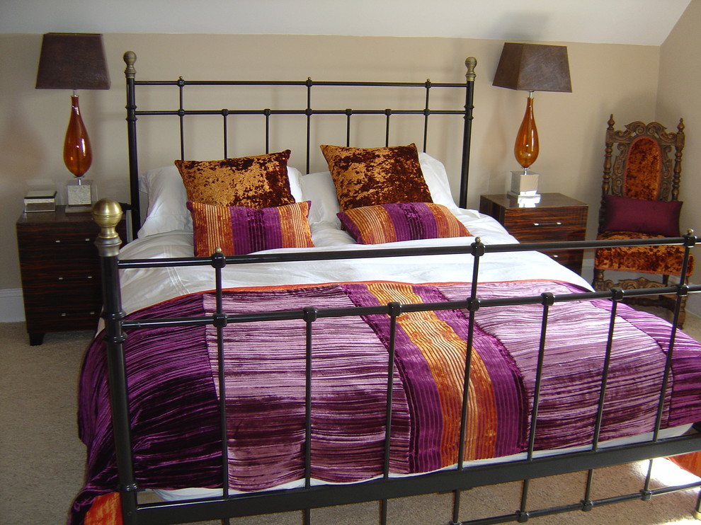 На фото: спальня в стиле фьюжн