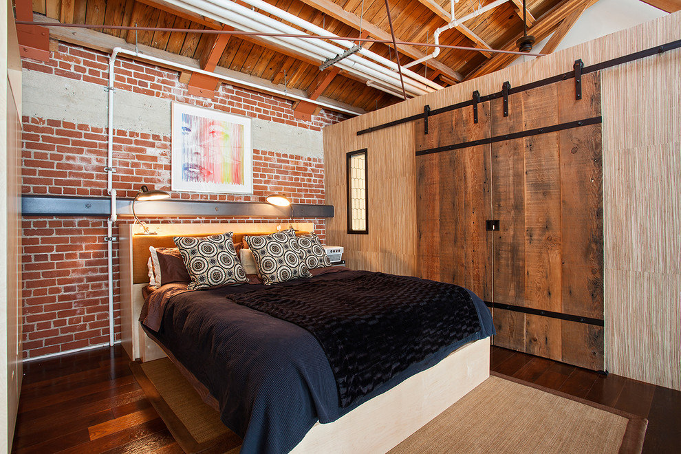 Foto de dormitorio urbano con suelo de madera oscura