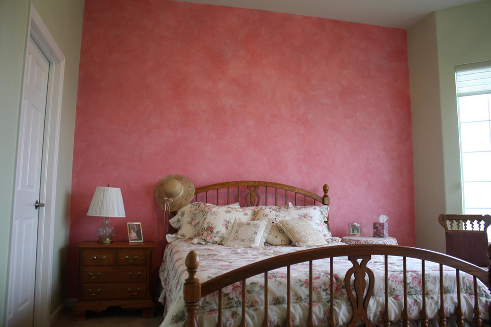 Идея дизайна: гостевая спальня среднего размера, (комната для гостей) в классическом стиле с красными стенами и ковровым покрытием без камина