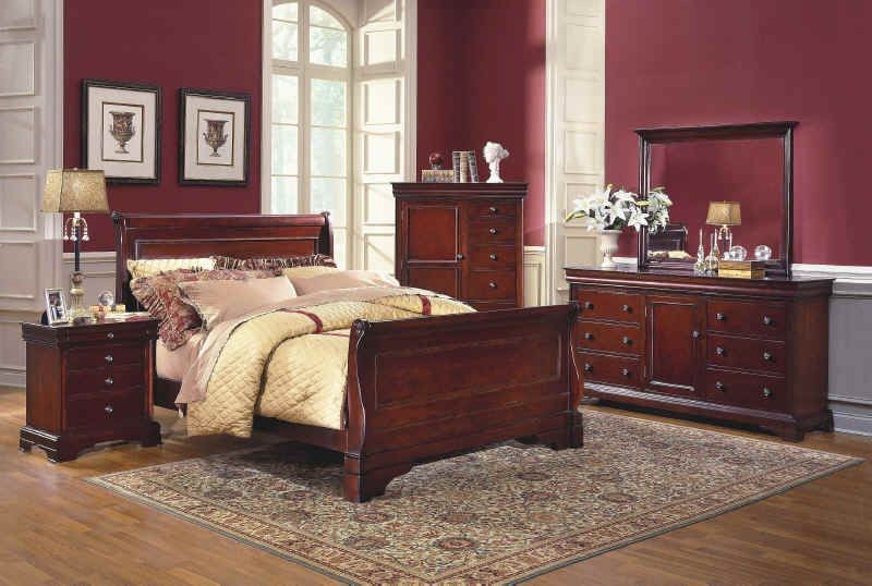 Idée de décoration pour une grande chambre avec un mur rouge et un sol en bois brun.