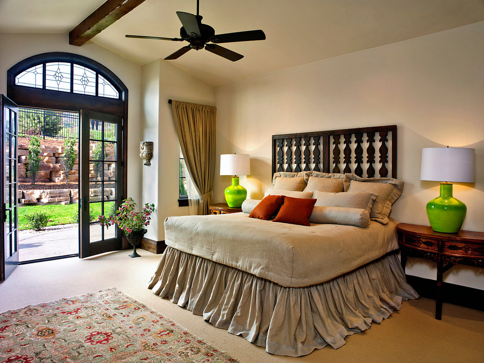 Идея дизайна: спальня в классическом стиле с бежевыми стенами и ковровым покрытием