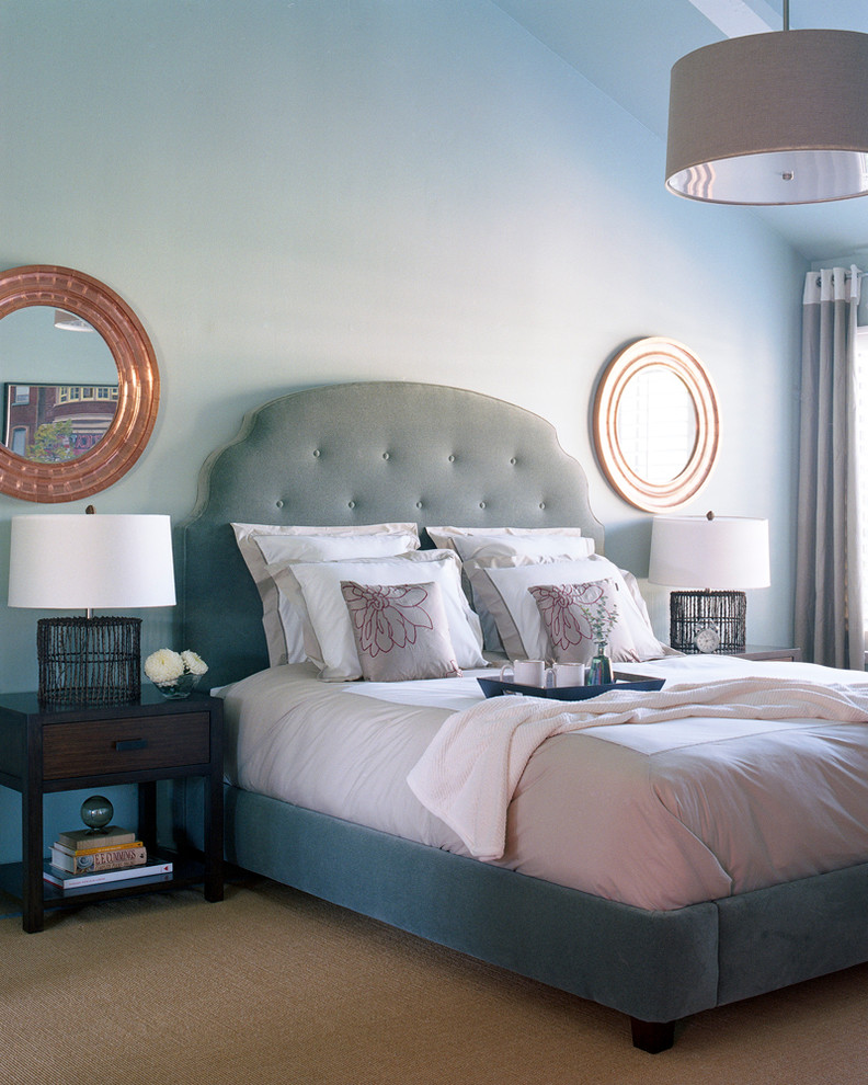 Klassisches Hauptschlafzimmer ohne Kamin mit blauer Wandfarbe und Teppichboden in Los Angeles