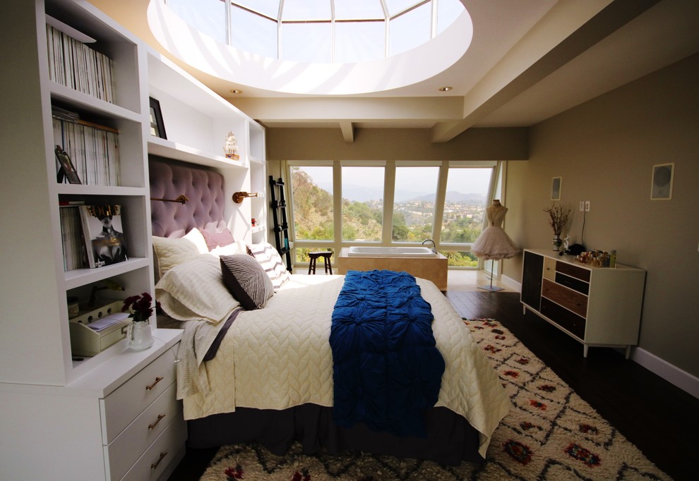 На фото: большая хозяйская спальня в современном стиле с разноцветными стенами с