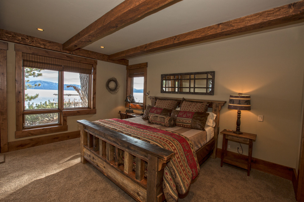 Diseño de habitación de invitados rural con moqueta y suelo beige