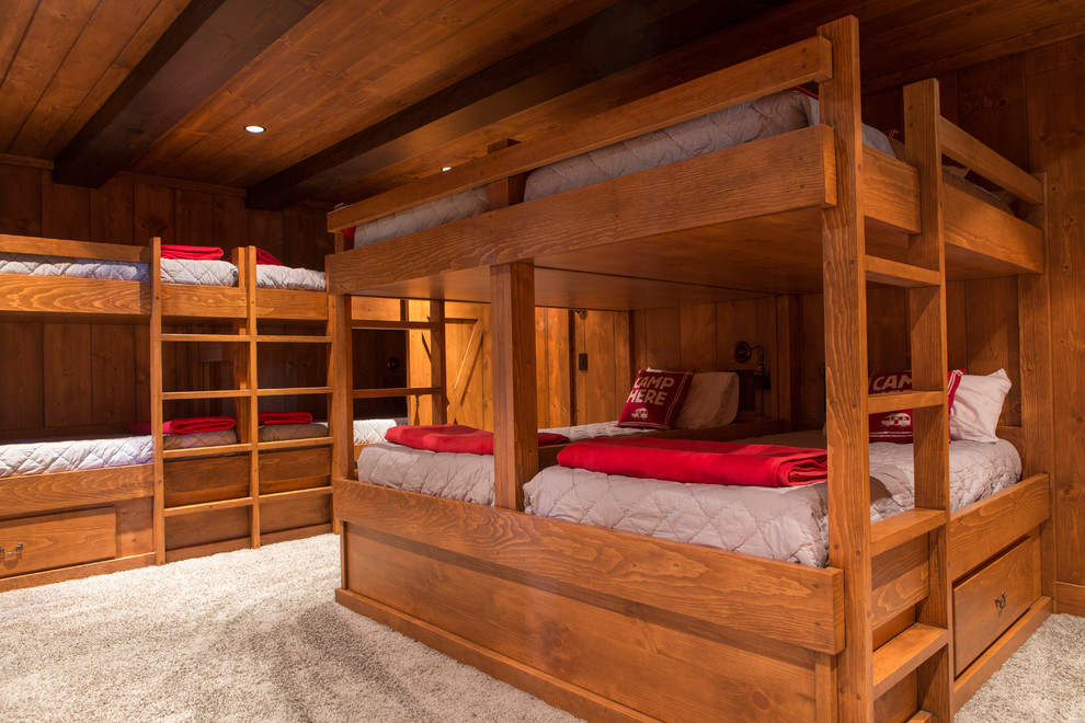 Источник вдохновения для домашнего уюта: гостевая спальня (комната для гостей) в стиле рустика с ковровым покрытием и бежевым полом