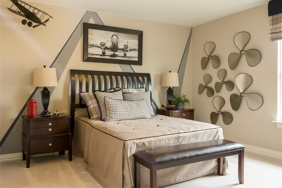 Esempio di una camera degli ospiti chic di medie dimensioni con pareti beige, moquette e pavimento beige