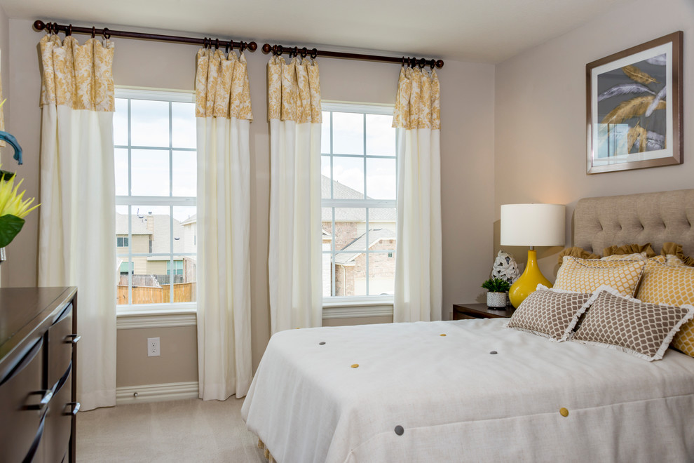 Свежая идея для дизайна: гостевая спальня среднего размера, (комната для гостей) в классическом стиле с ковровым покрытием и бежевым полом - отличное фото интерьера