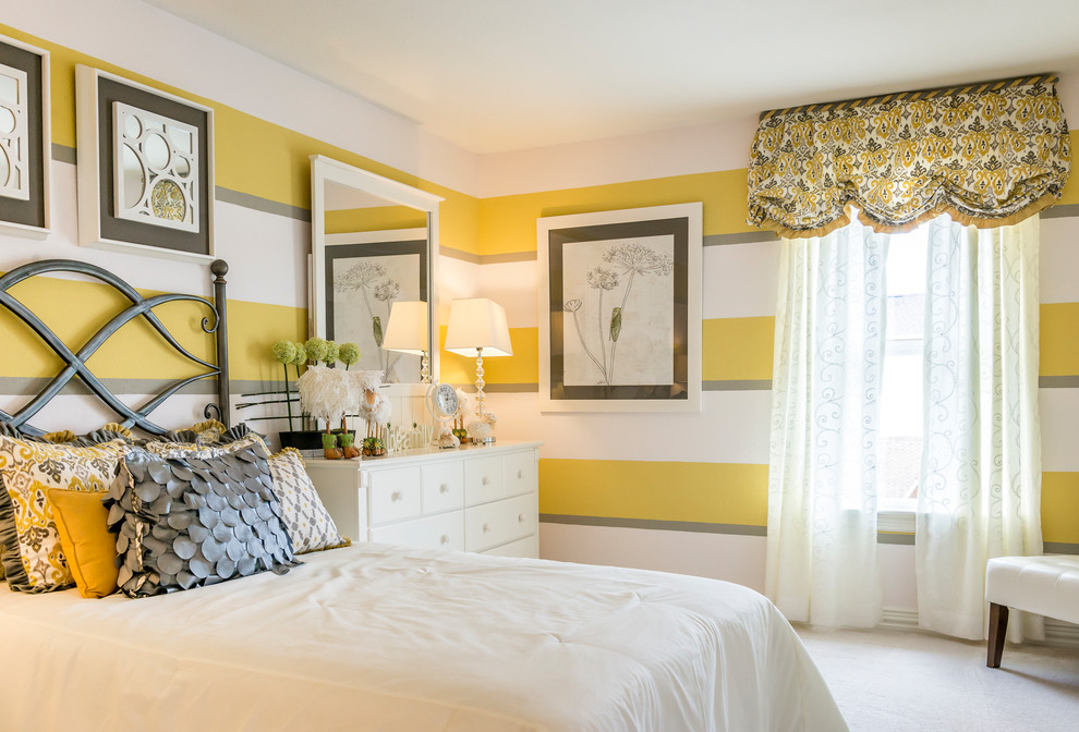 Cette image montre une chambre traditionnelle de taille moyenne avec un mur multicolore et un sol blanc.