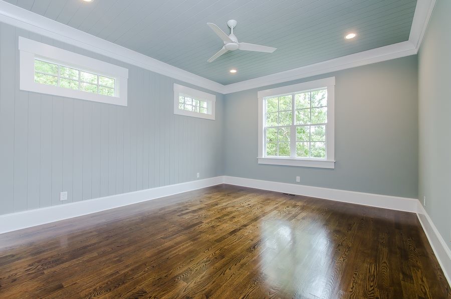 Mittelgroßes Klassisches Gästezimmer mit blauer Wandfarbe, braunem Holzboden und braunem Boden in Raleigh