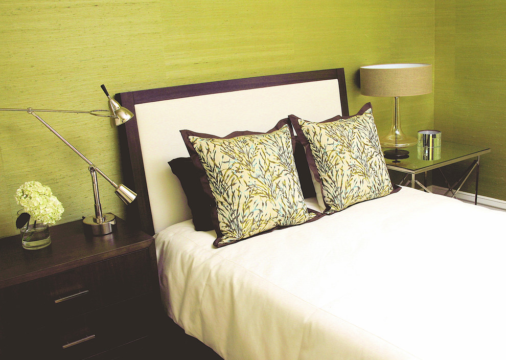 Идея дизайна: спальня в стиле неоклассика (современная классика) с зелеными стенами