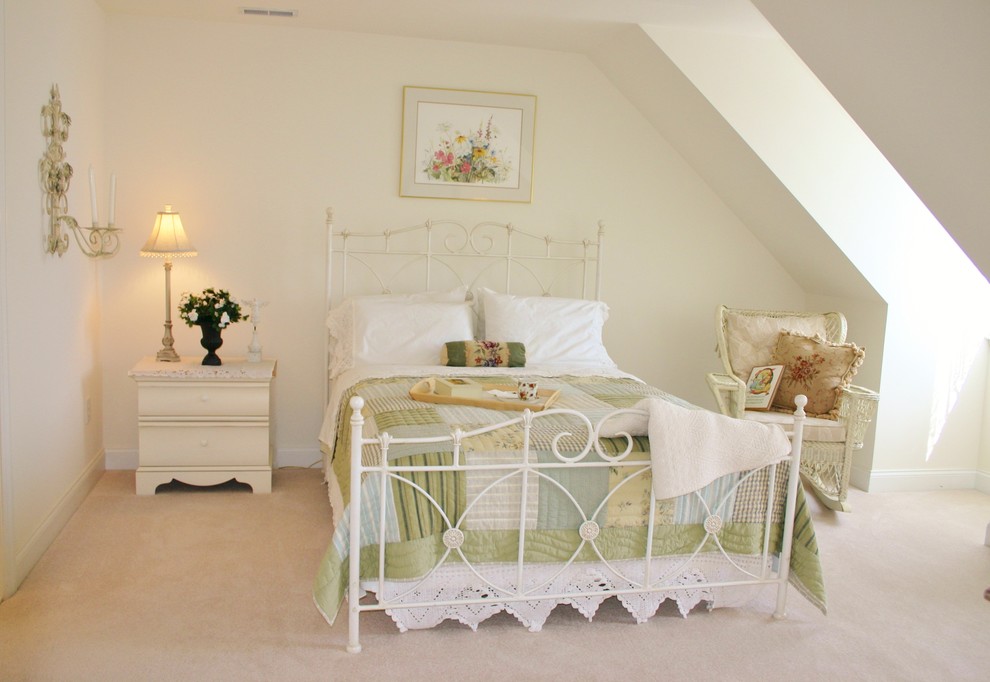 Mittelgroßes Shabby-Style Gästezimmer ohne Kamin mit weißer Wandfarbe, Teppichboden und beigem Boden in Baltimore