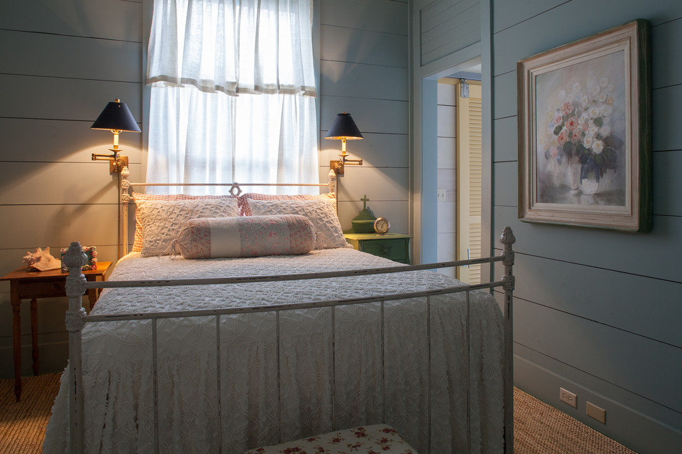 Imagen de habitación de invitados clásica con paredes azules y moqueta