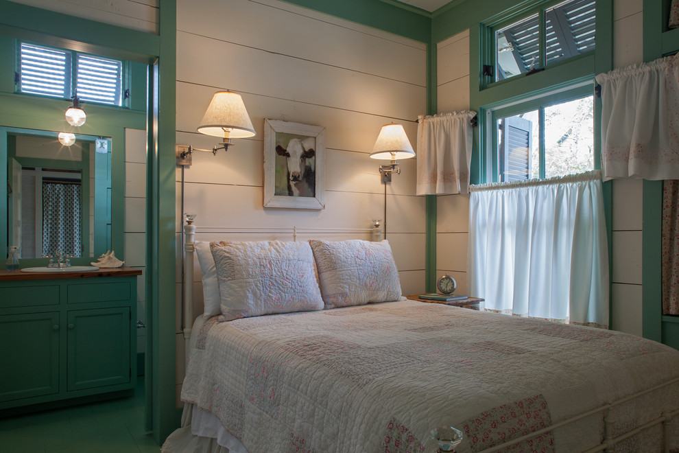 Ejemplo de habitación de invitados tradicional pequeña con paredes blancas y suelo de madera pintada