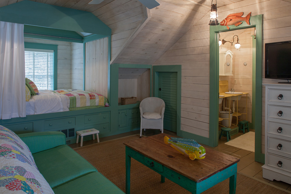 Foto de habitación de invitados clásica con paredes beige y suelo de madera pintada