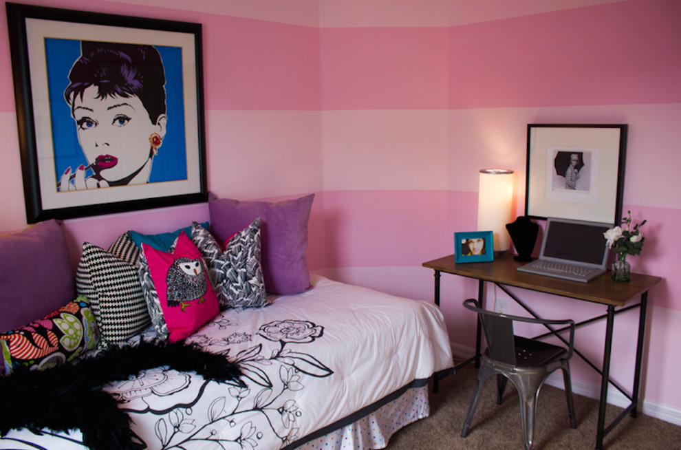 タンパにあるおしゃれな寝室 (ピンクの壁、カーペット敷き)