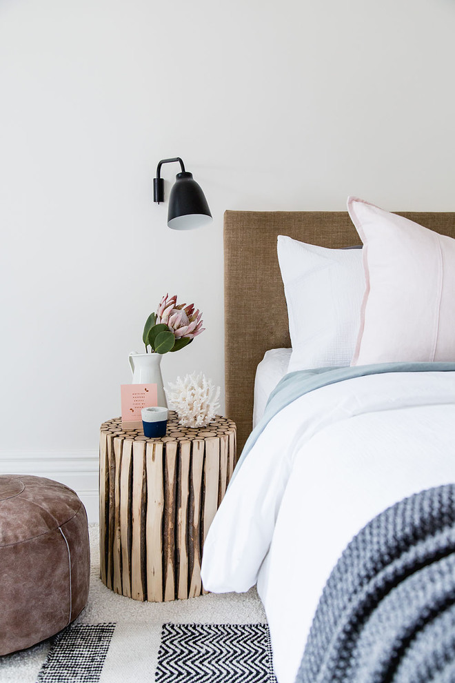 Свежая идея для дизайна: спальня в скандинавском стиле с белыми стенами и ковровым покрытием - отличное фото интерьера
