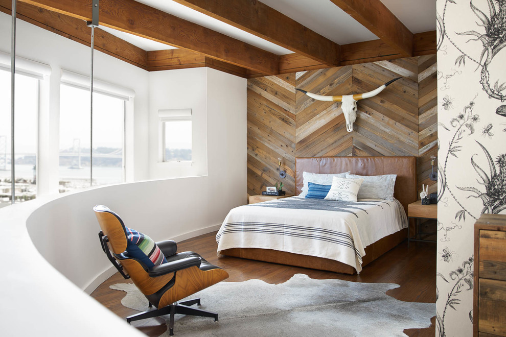 Свежая идея для дизайна: спальня на антресоли в современном стиле с белыми стенами, паркетным полом среднего тона, коричневым полом и акцентной стеной - отличное фото интерьера