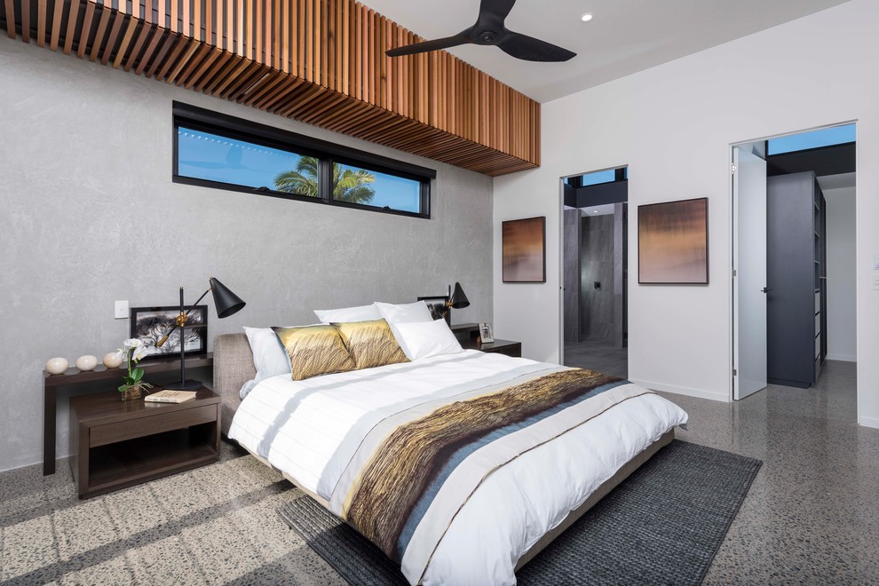 ゴールドコーストにあるコンテンポラリースタイルのおしゃれな主寝室 (グレーの壁、緑の床)