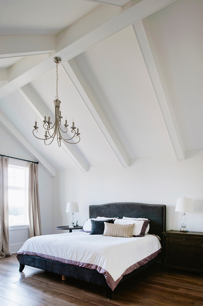 Diseño de dormitorio ecléctico con paredes blancas y suelo de madera oscura