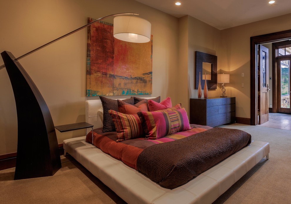 Ispirazione per una camera da letto minimal con pareti beige e moquette