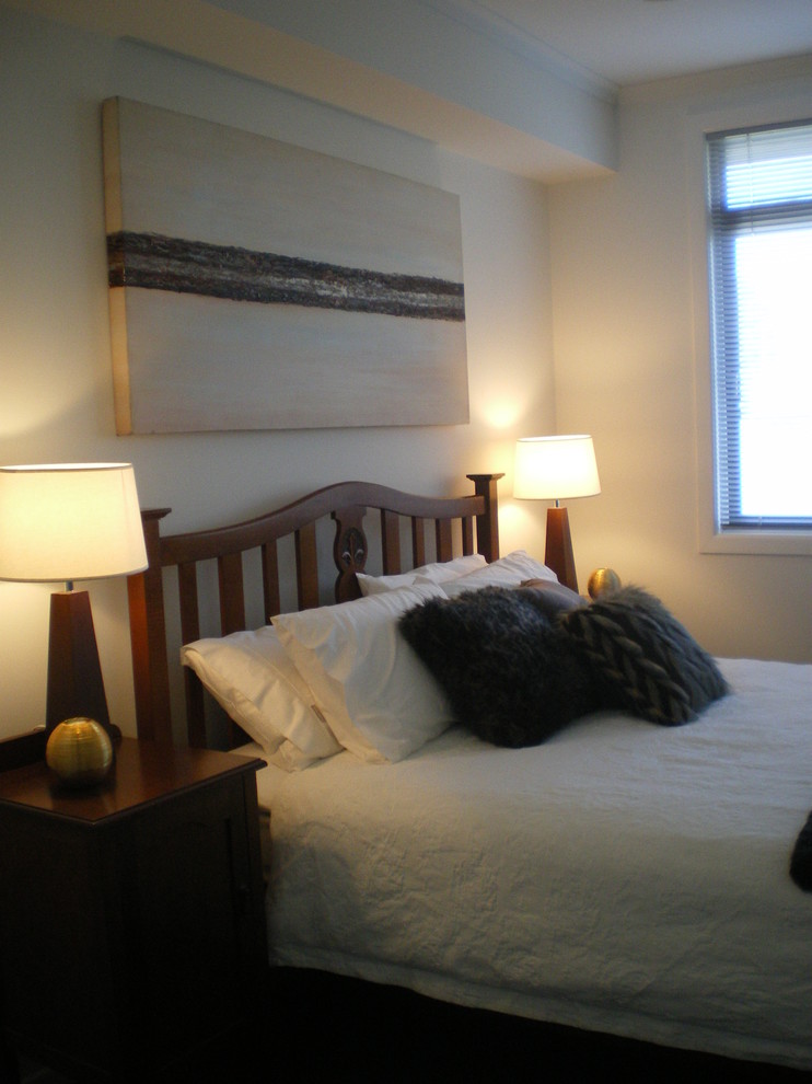 ブリスベンにある広いアジアンスタイルのおしゃれな主寝室 (緑の壁、カーペット敷き) のインテリア