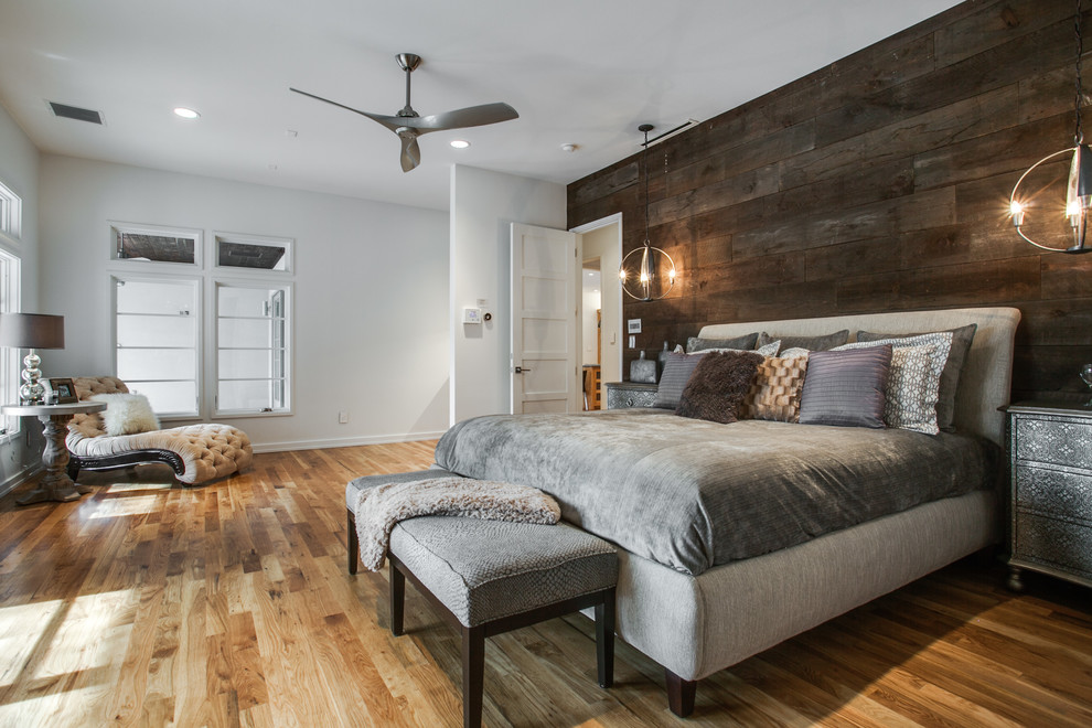 Стильный дизайн: хозяйская спальня в современном стиле с белыми стенами, паркетным полом среднего тона и коричневым полом без камина - последний тренд