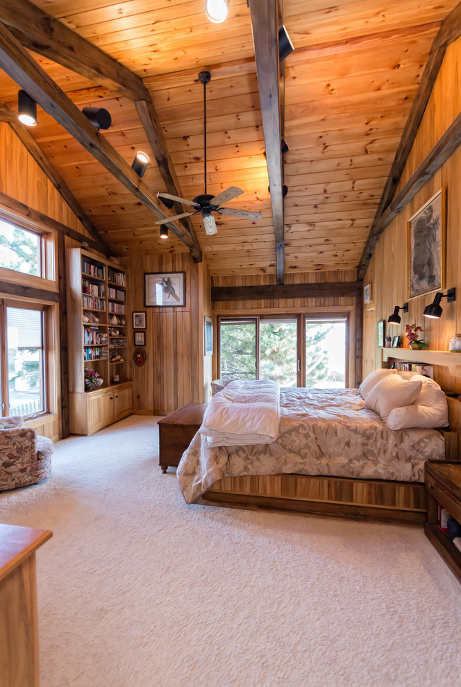 На фото: спальня в стиле рустика с ковровым покрытием