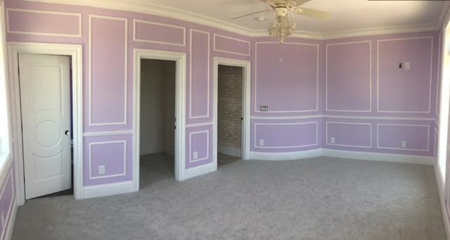 Foto di una grande camera degli ospiti classica con pareti viola, moquette e nessun camino