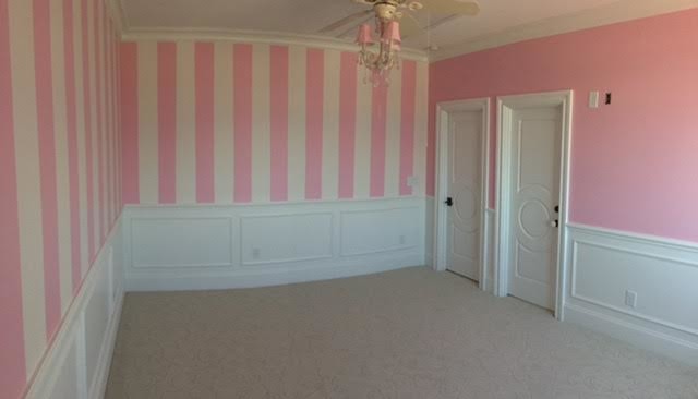 Idéer för stora vintage gästrum, med rosa väggar och heltäckningsmatta