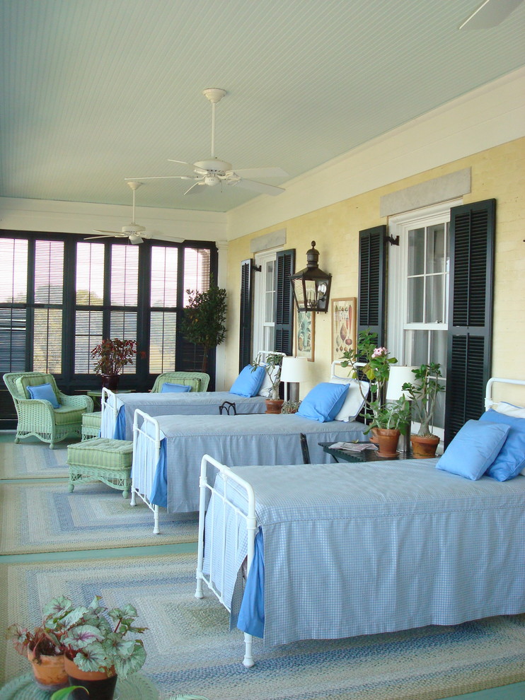 Foto de habitación de invitados clásica sin chimenea con paredes beige