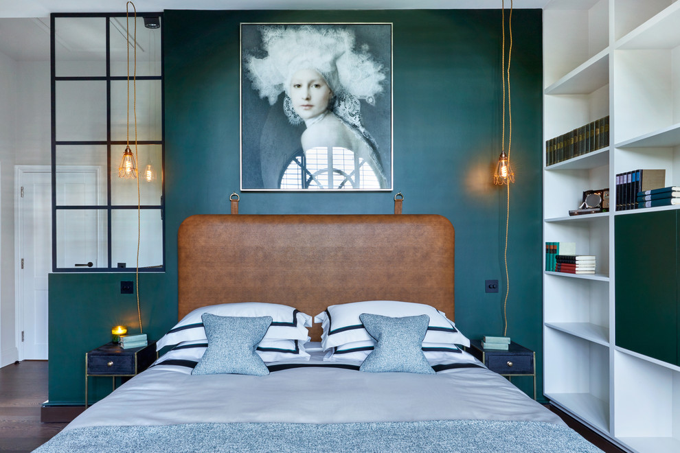 ロンドンにある中くらいなコンテンポラリースタイルのおしゃれな主寝室 (緑の壁、濃色無垢フローリング、茶色い床) のインテリア