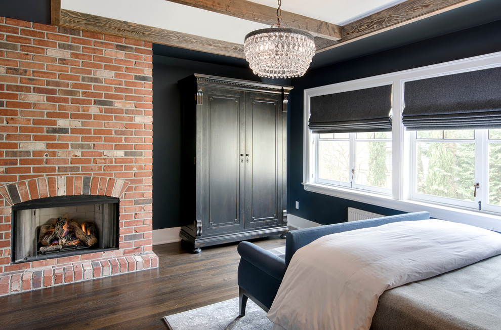 Идея дизайна: хозяйская спальня среднего размера в стиле кантри с синими стенами, темным паркетным полом, стандартным камином, фасадом камина из кирпича и коричневым полом