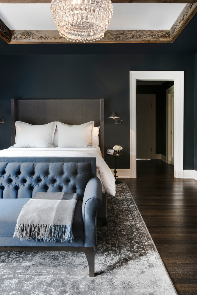 Mittelgroßes Uriges Hauptschlafzimmer mit blauer Wandfarbe, dunklem Holzboden, Kamin, Kaminumrandung aus Backstein und braunem Boden in Seattle