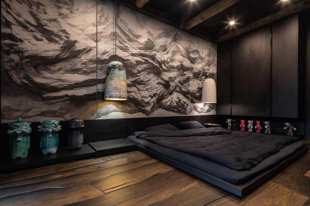 Foto de dormitorio principal y negro actual de tamaño medio sin chimenea con paredes multicolor, suelo de madera oscura y suelo marrón