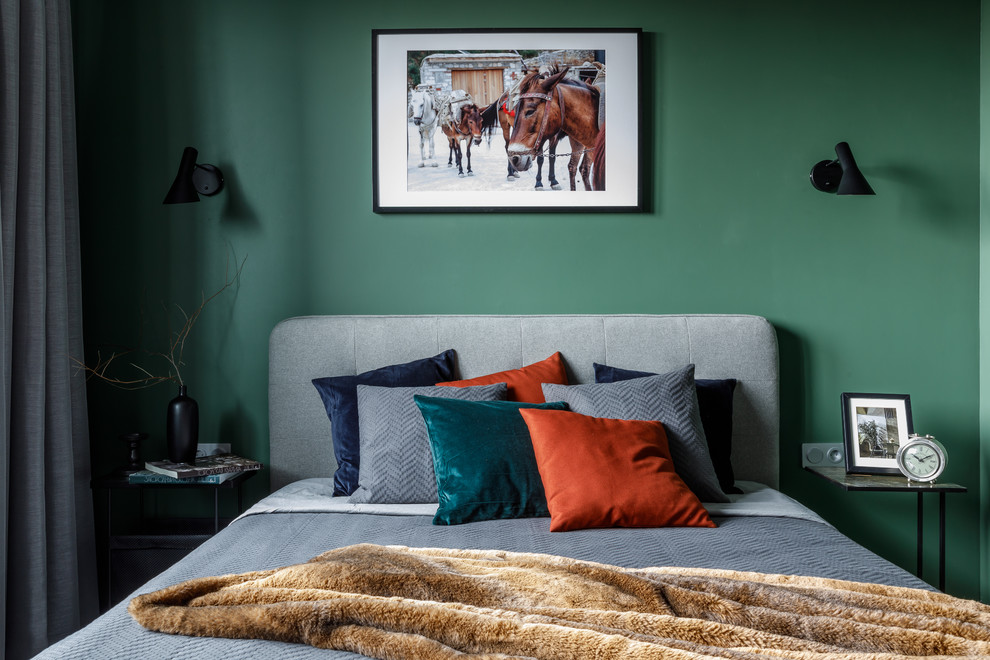 他の地域にあるコンテンポラリースタイルのおしゃれな寝室 (緑の壁)