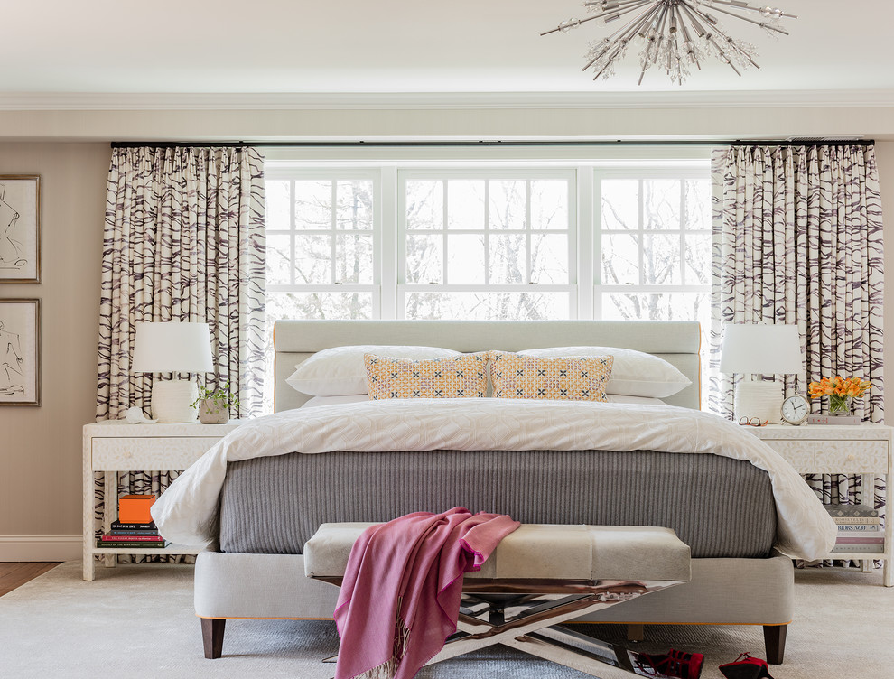 Стильный дизайн: большая хозяйская спальня в стиле неоклассика (современная классика) с серыми стенами, паркетным полом среднего тона, двусторонним камином, фасадом камина из штукатурки и коричневым полом - последний тренд