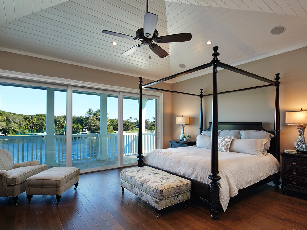 Стильный дизайн: большая спальня в морском стиле с бежевыми стенами и ковровым покрытием без камина - последний тренд
