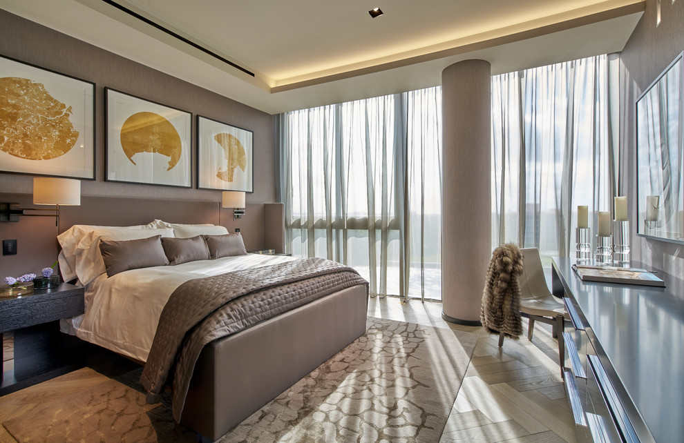 Modernes Schlafzimmer mit brauner Wandfarbe, hellem Holzboden und beigem Boden in Miami