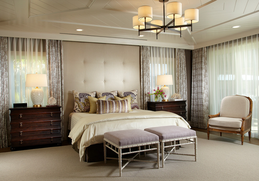 Стильный дизайн: большая хозяйская спальня в морском стиле с коричневыми стенами и светлым паркетным полом - последний тренд