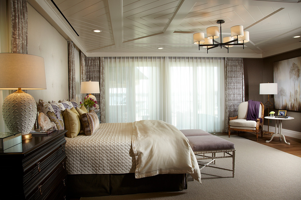 Свежая идея для дизайна: большая хозяйская спальня в морском стиле с коричневыми стенами и светлым паркетным полом - отличное фото интерьера