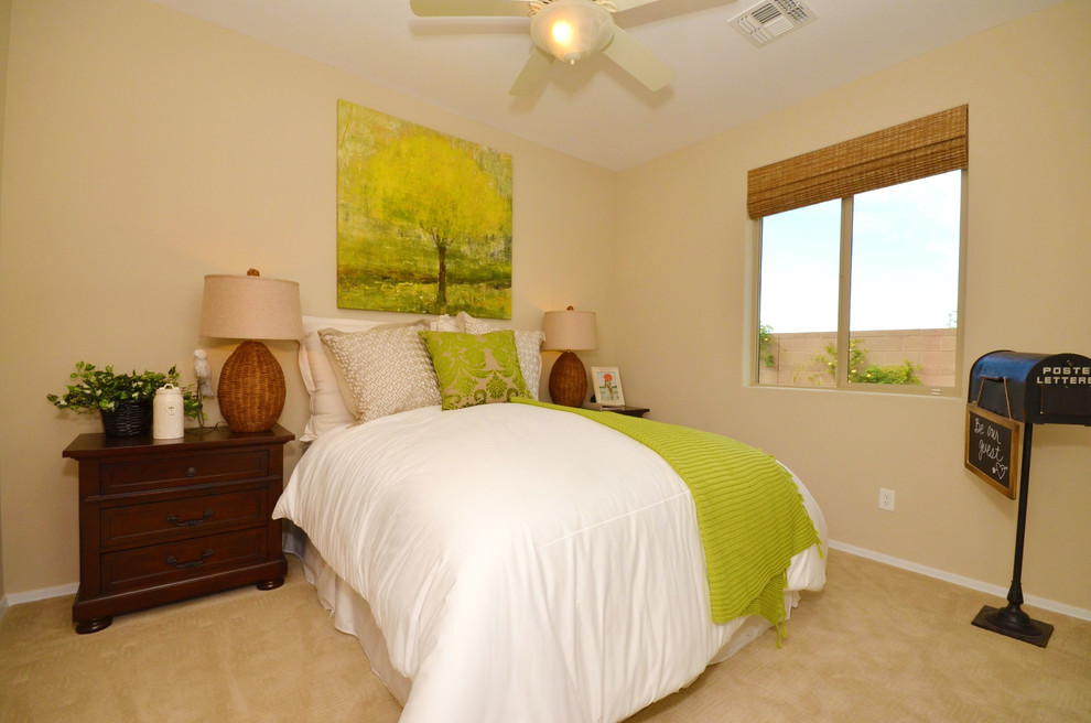 На фото: гостевая спальня среднего размера, (комната для гостей) в стиле модернизм с бежевыми стенами и ковровым покрытием