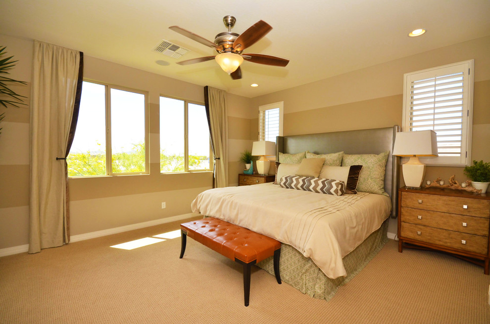 Imagen de dormitorio principal actual extra grande con paredes beige y moqueta