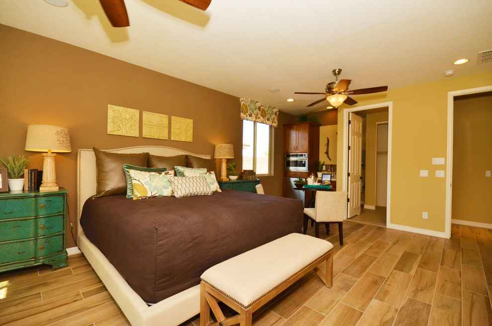 Modelo de habitación de invitados actual extra grande con paredes beige y suelo de madera en tonos medios