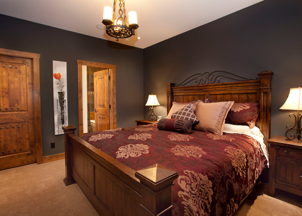 На фото: гостевая спальня (комната для гостей) в стиле рустика с коричневыми стенами и ковровым покрытием с